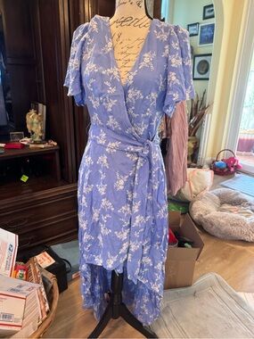 Devlin med Floral Wrap Dress in Lavender Blue
